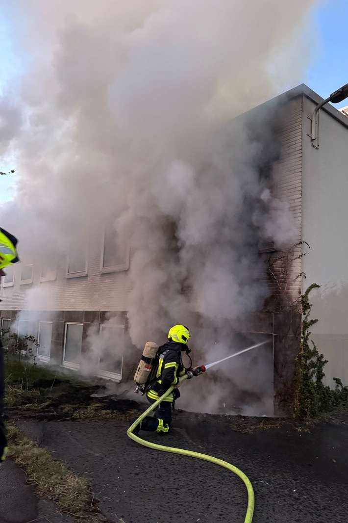 FW-GE: Brand im Betriebsgebäude