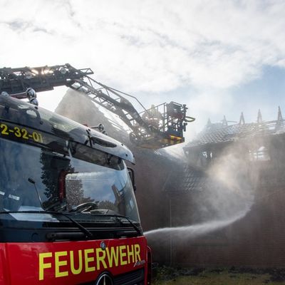 FW-RD: Feuer zerstört Wohnhaus in Nortorf - rund 100 Einsatzkräfte im Einsatz