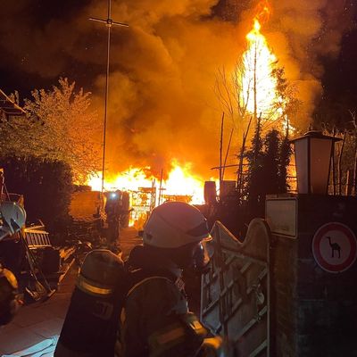FW Lehrte: Laubenbrand entwickelt sich zum Großfeuer - Ausfall des Digitalfunk erschwert den Einsatz