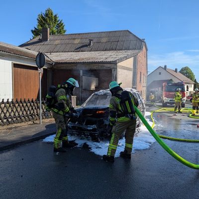 FW-PB: PKW Brand im Ortsteil Buke / Feuerwehr verhindert weitere Ausbreitung