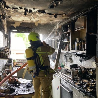 FW Ratingen: Wohnungsbrand mit Gebäudeschaden - Feuerwehr Ratingen im Einsatz