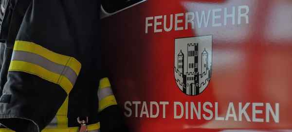 FW Dinslaken: Gartenlaube durch Feuer zerstört
