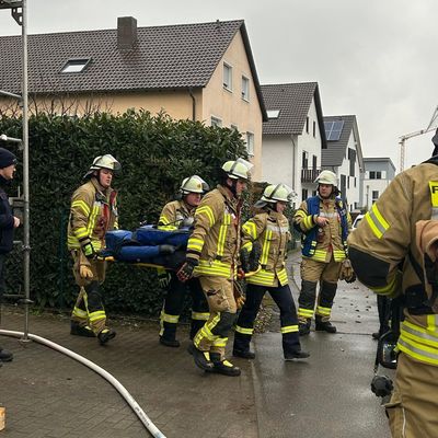 FW Weinheim: Realitätsnahe Einsatzübung in Lützelsachsen. Feuerwehr trainiert Brandeinsatz in Mehrparteienhaus