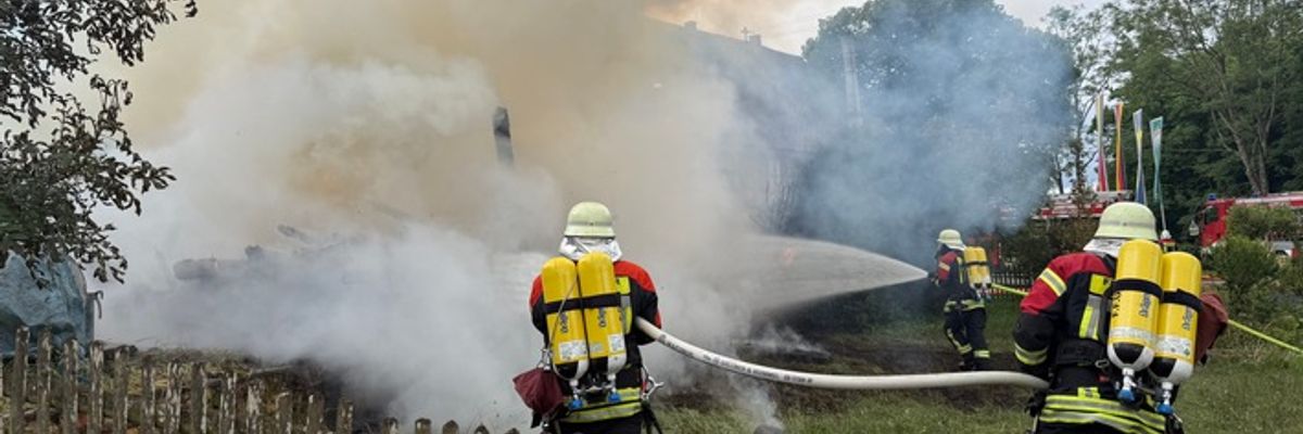 FW Überlingen: Landwirtschaftliche Scheune auf dem Haldenhof (Überlingen) in Vollbrand / Übergreifen der Flammen auf Gaststätte mit Fremdenzimmer verhindert / Keine Personen zu Schaden gekommen