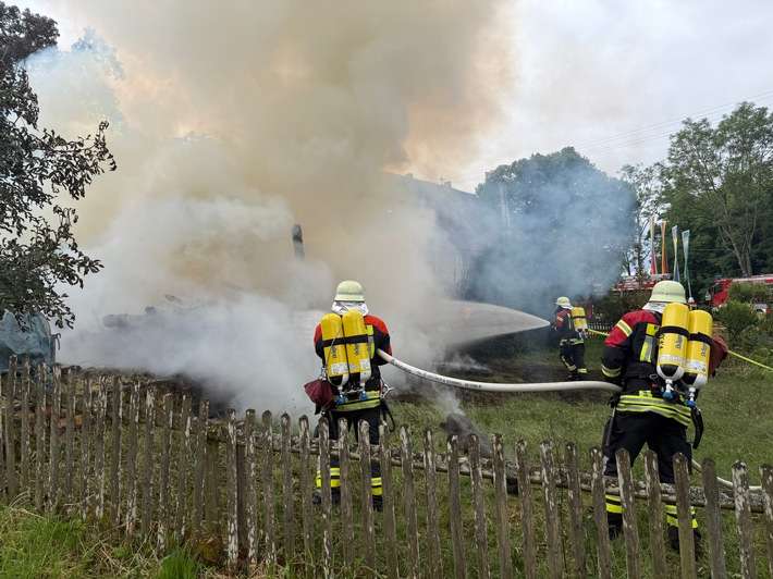 FW Überlingen: Landwirtschaftliche Scheune auf dem Haldenhof (Überlingen) in Vollbrand / Übergreifen der Flammen auf Gaststätte mit Fremdenzimmer verhindert / Keine Personen zu Schaden gekommen