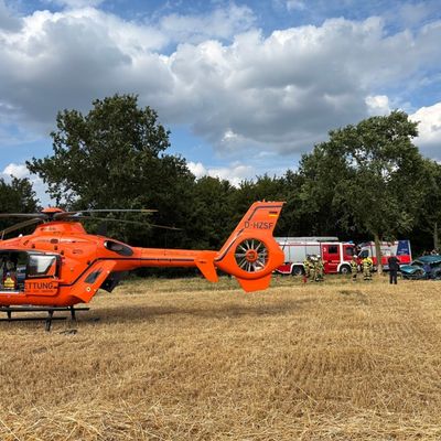 FW Meerbusch: Schwerer Verkehrsunfall mit eingeklemmter Person
