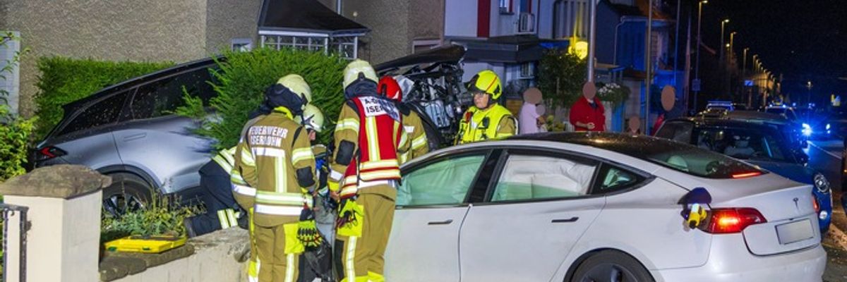 FW-MK: PKW kollidiert mit drei Fahrzeugen in Letmathe