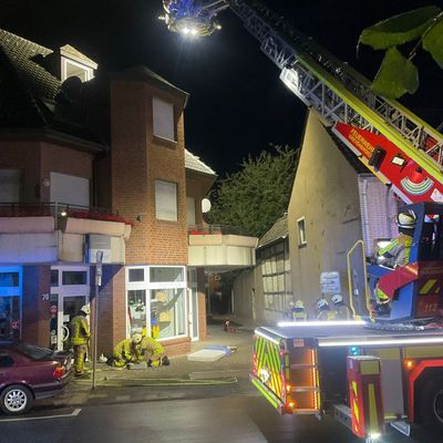 FW Grevenbroich: Rauchmelder rettet Leben: Feuerwehr löscht Brand in Mehrfamilienhaus und rettet Frau aus Wohnung