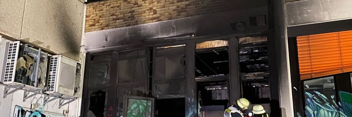 FW-Erkrath: Brand in einem leerstehenden Gewerbebetrieb löst umfangreichen Feuerwehreinsatz aus