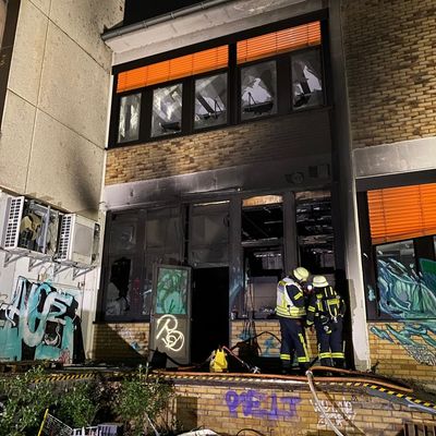 FW-Erkrath: Brand in einem leerstehenden Gewerbebetrieb löst umfangreichen Feuerwehreinsatz aus