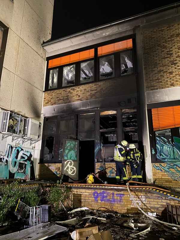 FW-Erkrath: Brand in einem leerstehenden Gewerbebetrieb löst umfangreichen Feuerwehreinsatz aus