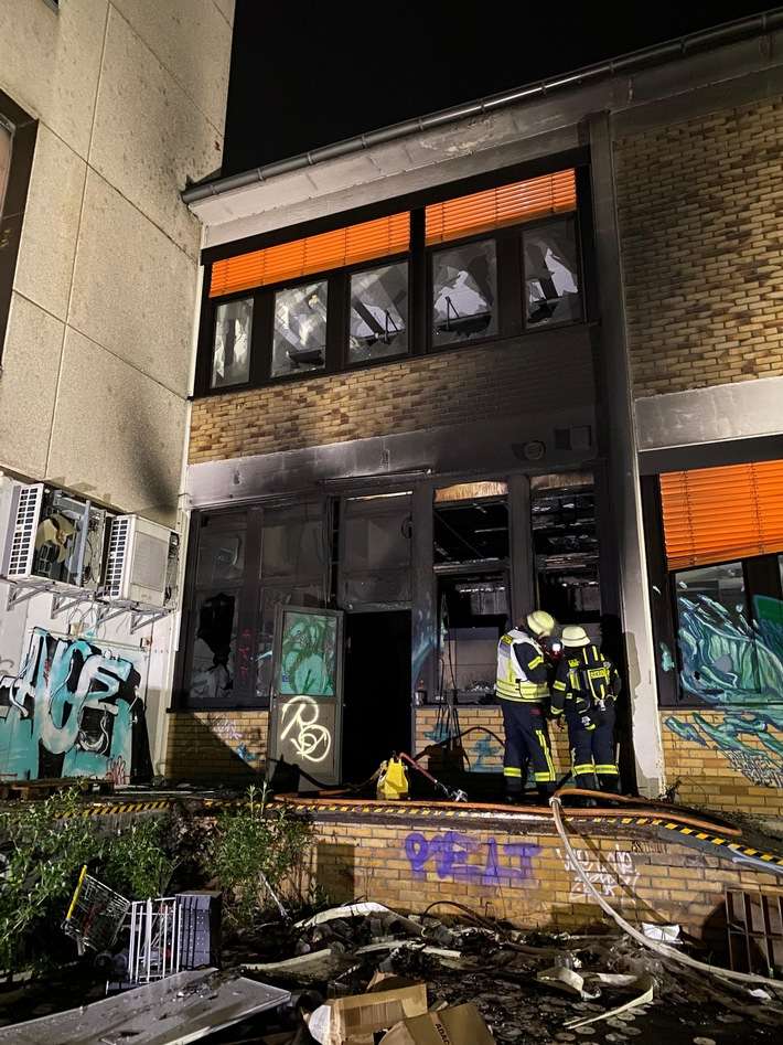 FW-Erkrath: Brand in einem leerstehenden Gewerbebetrieb löst umfangreichen Feuerwehreinsatz aus