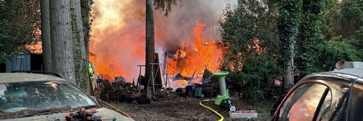 FW-PI: Wohnhausbrand in Quickborn - Über 100 Einsatzkräfte mehrere Stunden im Einsatz