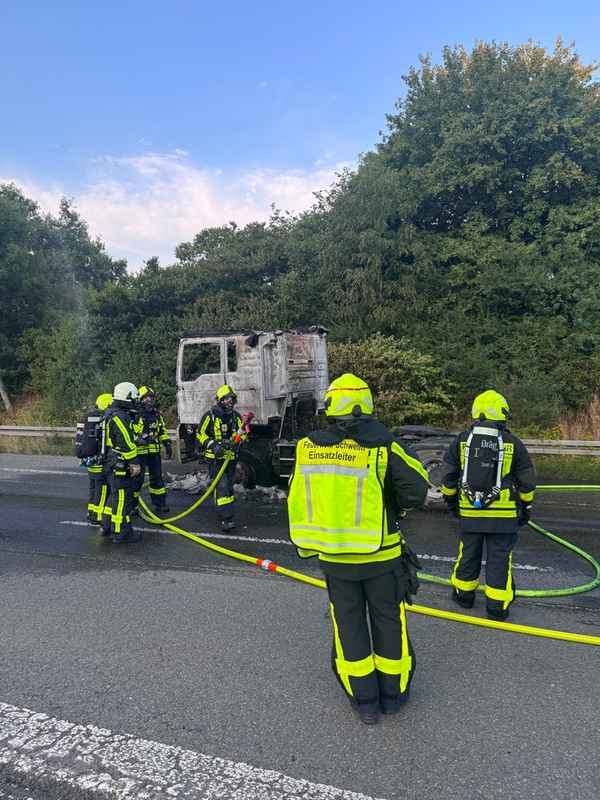 FW-EN: Lkw-Zugmaschine auf der A1 in Vollbrand - Fahrer verhindert Schlimmeres