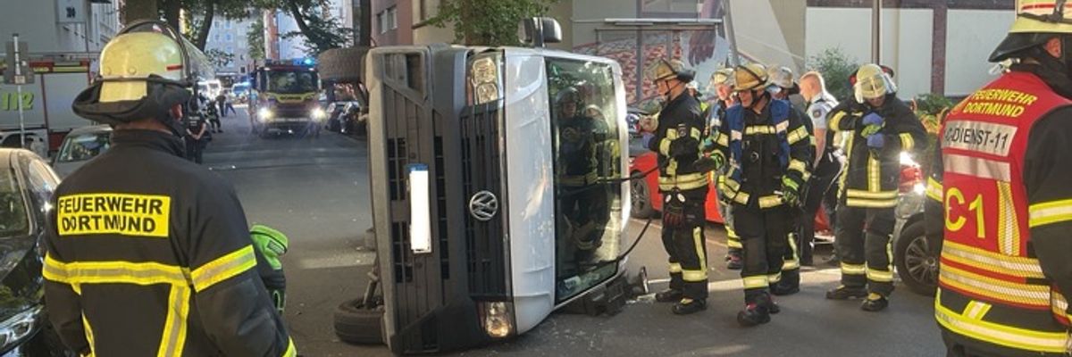 FW-DO: Verkehrsunfall auf der Gerichtsstraße - Feuerwehr befreit Verletzten