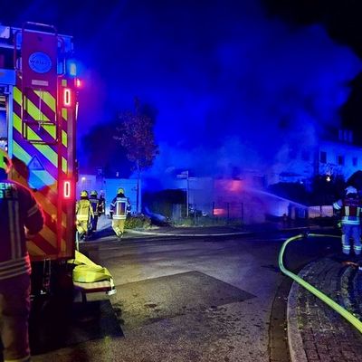 FW Ratingen: Feuerwehr Ratingen löscht Garagenbrand in der Wiechertstraße