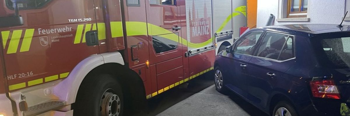FW Mainz: Feuerwehr Mainz rückt zu Wohnungsbrand in Gonsenheim aus. Falschparker behindern Einsatzkräfte.