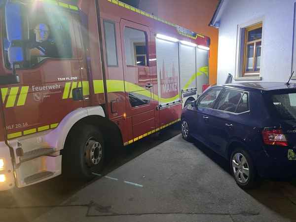 FW Mainz: Feuerwehr Mainz rückt zu Wohnungsbrand in Gonsenheim aus. Falschparker behindern Einsatzkräfte.