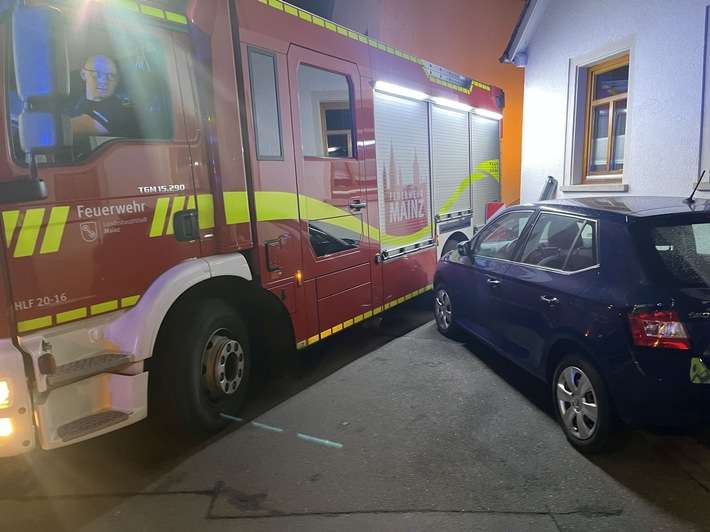 FW Mainz: Feuerwehr Mainz rückt zu Wohnungsbrand in Gonsenheim aus. Falschparker behindern Einsatzkräfte.