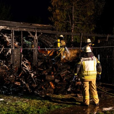 FW Dörentrup: Strohballenbrand entwickelte sich rasant zu kräftezehrendem Einsatz für die Feuerwehr