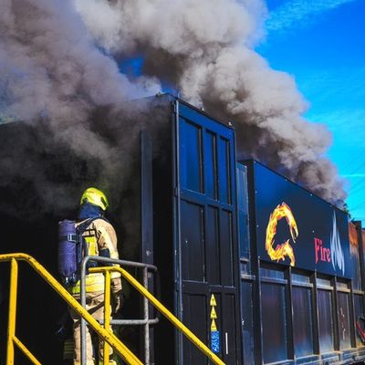 FW-EN: Feuerwehr Herdecke trainiert realistische Brandeinsätze in einem Übungscontainer - Hygienekonzept wird beübt