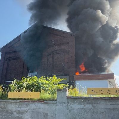 FW-DO: Feuer in Dortmund-Schüren - Lagerhalle an altem Zechenstandort brennt aus