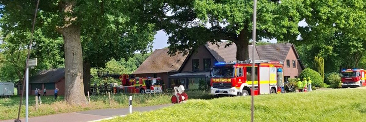 FW Bocholt: Feuerwehr verhindert Brandausbreitung auf Wohnhaus - keine Verletzten