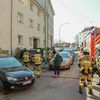 FW-E: Pkw kollidiert nach medizinischem Notfall mit Wohnhaus - Person konnte durch Ersthelfer aus dem Auto befreit werden