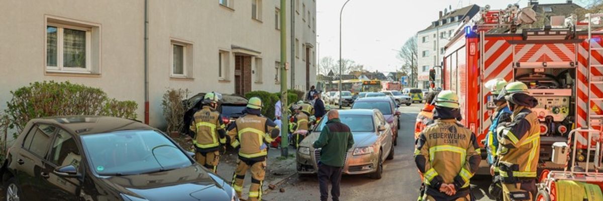 FW-E: Pkw kollidiert nach medizinischem Notfall mit Wohnhaus - Person konnte durch Ersthelfer aus dem Auto befreit werden