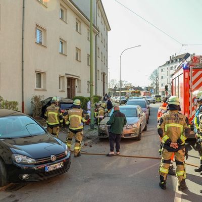 FW-E: Pkw kollidiert nach medizinischem Notfall mit Wohnhaus - Person konnte durch Ersthelfer aus dem Auto befreit werden