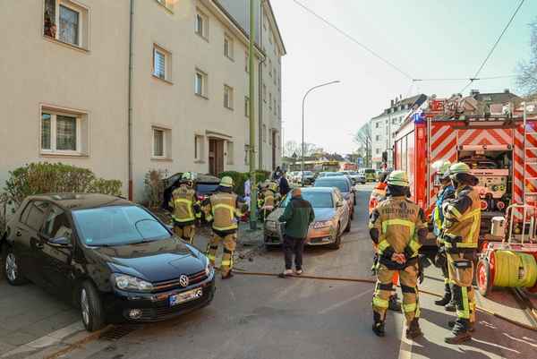 FW-E: Pkw kollidiert nach medizinischem Notfall mit Wohnhaus - Person konnte durch Ersthelfer aus dem Auto befreit werden