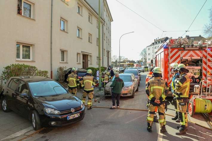 FW-E: Pkw kollidiert nach medizinischem Notfall mit Wohnhaus - Person konnte durch Ersthelfer aus dem Auto befreit werden