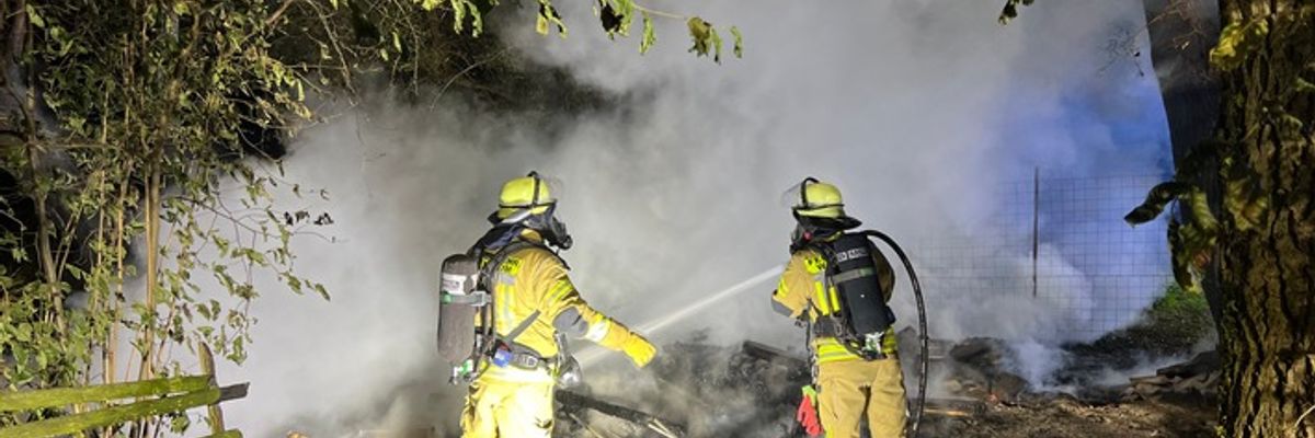 FW Weinheim: Gartenhütte im Gewann Hammelsbrunnen niedergebrannt - Weinheimer Feuerwehr verhindert weitere Ausbreitung