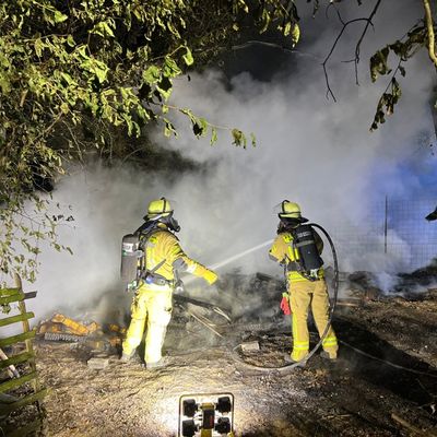 FW Weinheim: Gartenhütte im Gewann Hammelsbrunnen niedergebrannt - Weinheimer Feuerwehr verhindert weitere Ausbreitung