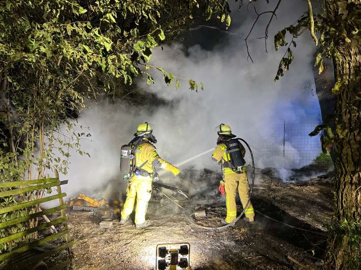 FW Weinheim: Gartenhütte im Gewann Hammelsbrunnen niedergebrannt - Weinheimer Feuerwehr verhindert weitere Ausbreitung