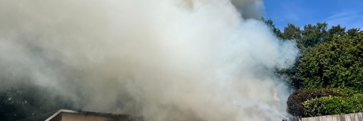 FW-BO: Gartenlaubenbrand in Hofstede verursacht weit sichtbare Rauchsäule
