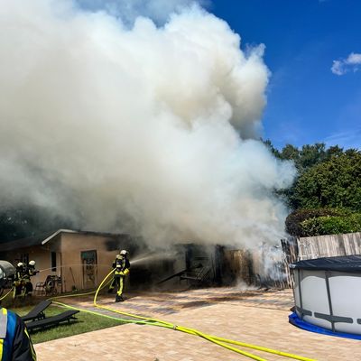 FW-BO: Gartenlaubenbrand in Hofstede verursacht weit sichtbare Rauchsäule