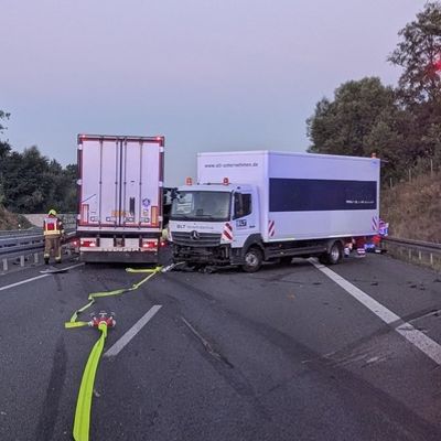 FW Bad Oeynhausen: LKW fährt auf Autobahn in Baustellenabsicherung