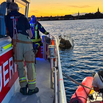 FW Konstanz: Gekentertes Segelboot im Konstanzer Trichter
