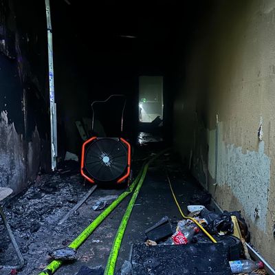 FW-E: Feuer in leerstehender Schule - Feuerwehr geht zunächst von Menschenrettung aus