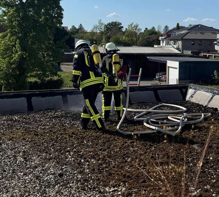 FW-ROW: Einsatz "F3 - brennt Dachstuhl" am 1. Mai