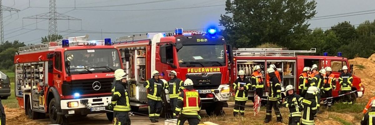 FW-ROW: Einsatzübung: "Person" von Bagger überfahren