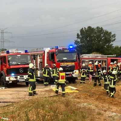 FW-ROW: Einsatzübung: "Person" von Bagger überfahren