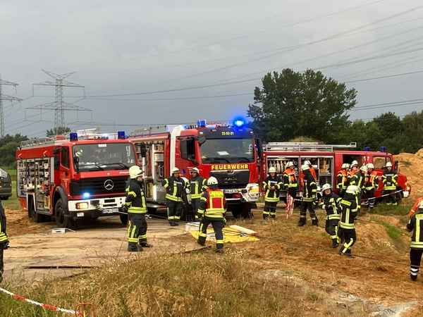 FW-ROW: Einsatzübung: "Person" von Bagger überfahren