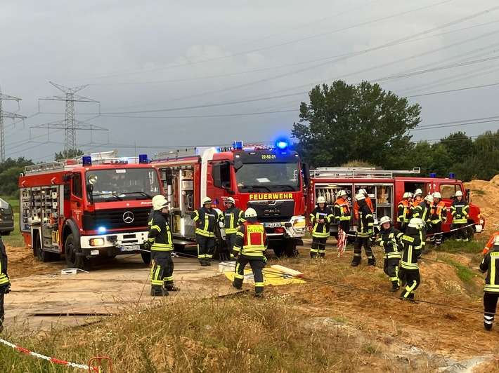 FW-ROW: Einsatzübung: "Person" von Bagger überfahren