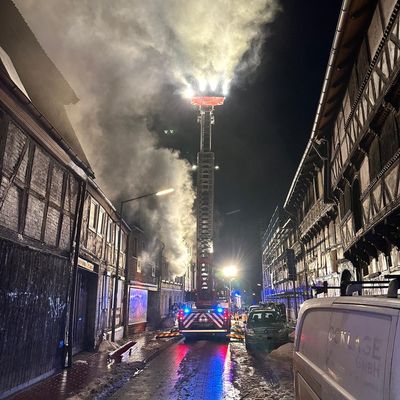 FW Helmstedt: Gebäudebrand mit Menschenrettung
