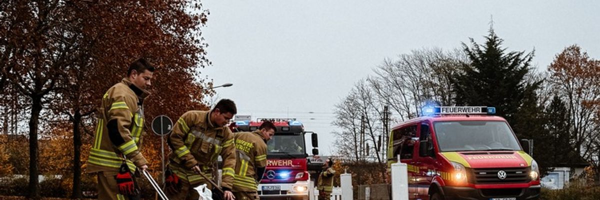 FW-DT: Ölspur auf mehreren Straßen in der Innenstadt