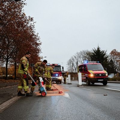 FW-DT: Ölspur auf mehreren Straßen in der Innenstadt