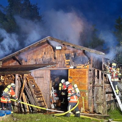 KFV-CW: Schuppenbrand fordert Feuerwehren / Benachbarte Wohnhäuser evakuiert /Zahlreiche Atemschutzträger eingesetzt