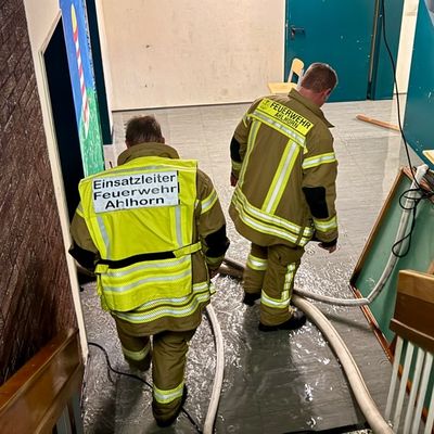 FW-OLL: Wasserrohrbruch setzt Kellergeschoss von Ahlhorner Grundschule großflächig unter Wasser